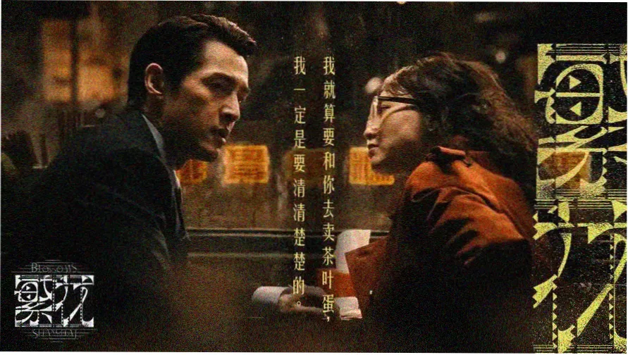 沙漠公路旁的影视评论路牌与落日剪影